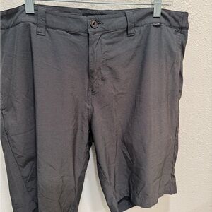 Travis Mathew Shorts Mens Gray Stretch Performance 10” Chino Golf Short Size 38